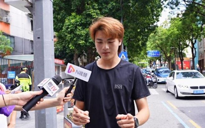 Nhặt được thỏi vàng 2,2kg, nam shipper được hậu tạ 3,7 triệu đồng và diễn biến bất ngờ - Ảnh 1.