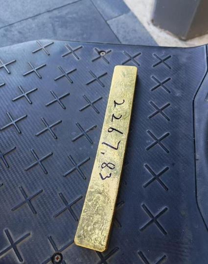 Nhặt được thỏi vàng 2,2kg, nam shipper được hậu tạ 3,7 triệu đồng và diễn biến bất ngờ - Ảnh 2.