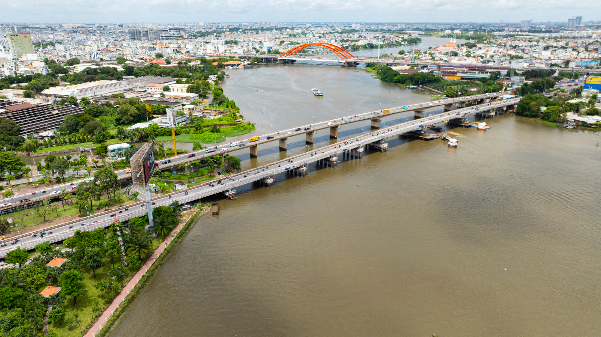 Toàn cảnh công trường nâng cầu lớn nhất Việt Nam: Huy động hơn 100 bộ kích thuỷ lực, nâng cầu 11.000 tấn, sai số dưới 1mm - Ảnh 1.