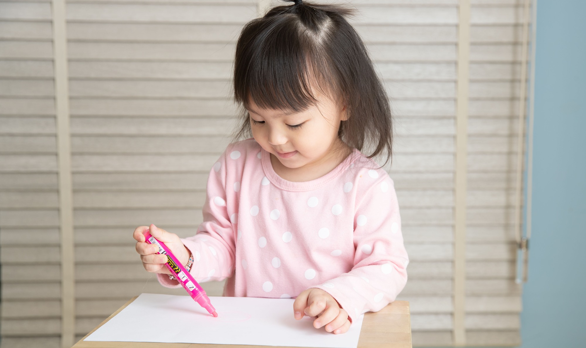 Cha mẹ lấy sổ ra ghi ngay: 4 nhóm MÀU SẮC đại diện cho tính cách trẻ, phải biết mới dạy đúng!- Ảnh 1.