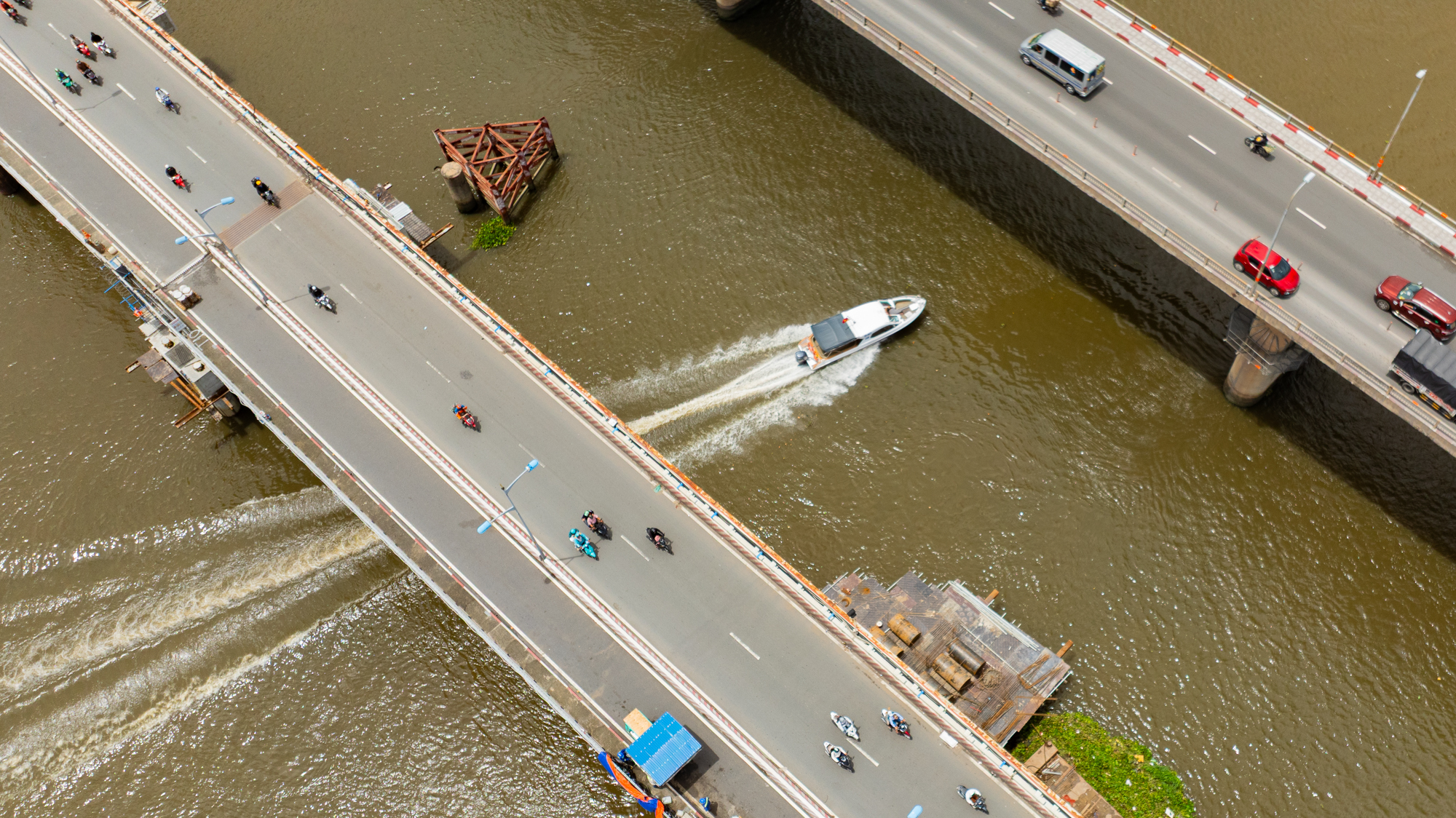 Toàn cảnh công trường nâng cầu lớn nhất Việt Nam: Huy động hơn 100 bộ kích thuỷ lực, nâng cầu 11.000 tấn, sai số dưới 1mm - Ảnh 2.