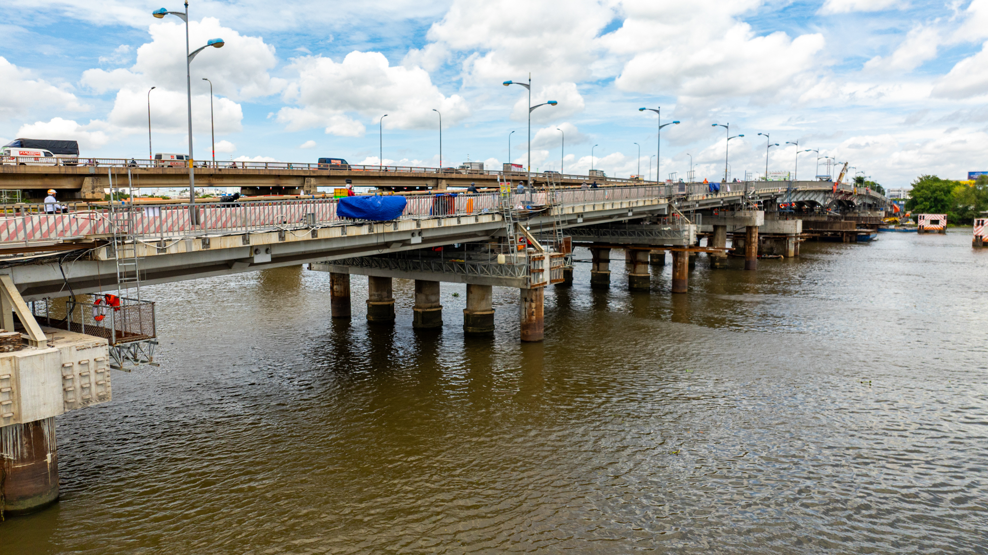 Toàn cảnh công trường nâng cầu lớn nhất Việt Nam: Huy động hơn 100 bộ kích thuỷ lực, nâng cầu 11.000 tấn, sai số dưới 1mm - Ảnh 3.