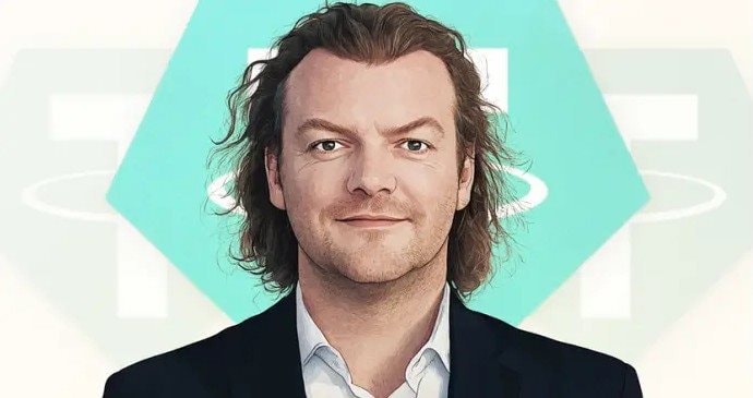 Chủ tịch Tether sắp vượt Warren Buffett thành người giàu thứ 5 thế giới với 224 tỷ USD tài sản, tạo nên đế chế tiền số sánh ngang OpenAI - Ảnh 1.