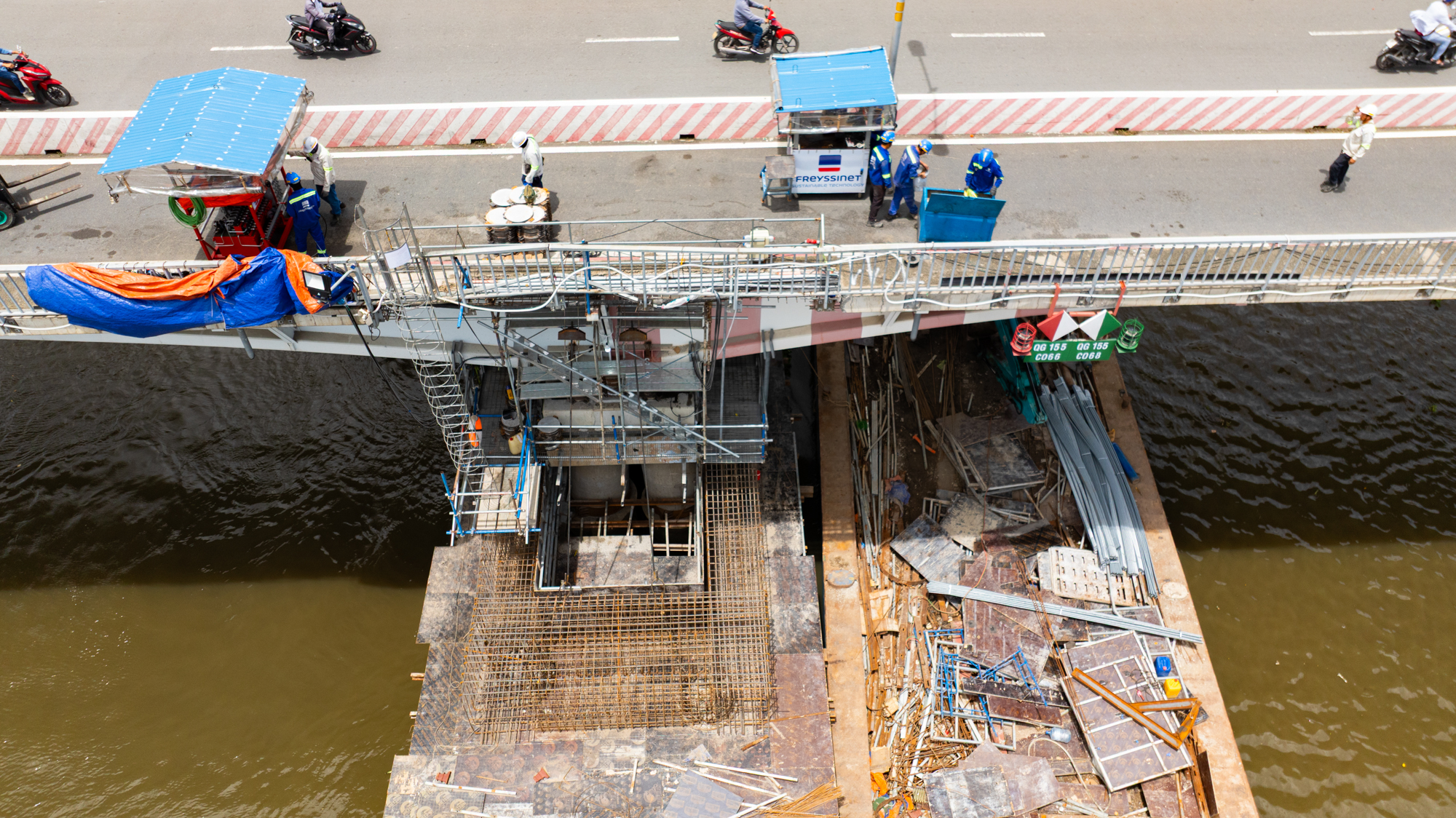 Toàn cảnh công trường nâng cầu lớn nhất Việt Nam: Huy động hơn 100 bộ kích thuỷ lực, nâng cầu 11.000 tấn, sai số dưới 1mm - Ảnh 4.