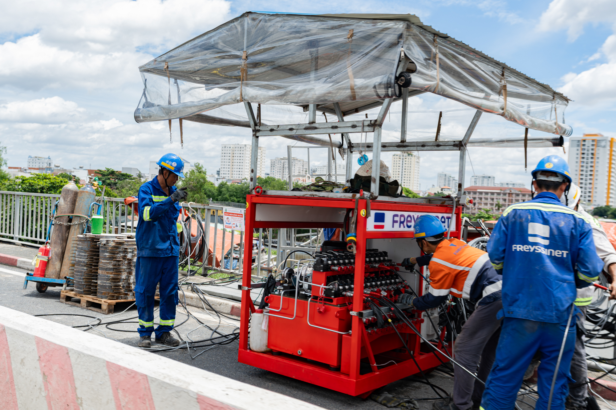 Toàn cảnh công trường nâng cầu lớn nhất Việt Nam: Huy động hơn 100 bộ kích thuỷ lực, nâng cầu 11.000 tấn, sai số dưới 1mm - Ảnh 5.
