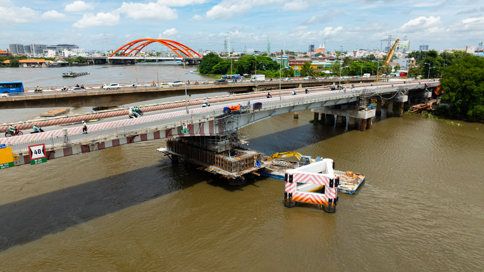 Toàn cảnh công trường nâng cầu lớn nhất Việt Nam: Huy động hơn 100 bộ kích thuỷ lực, nâng cầu 11.000 tấn, sai số dưới 1mm - Ảnh 6.