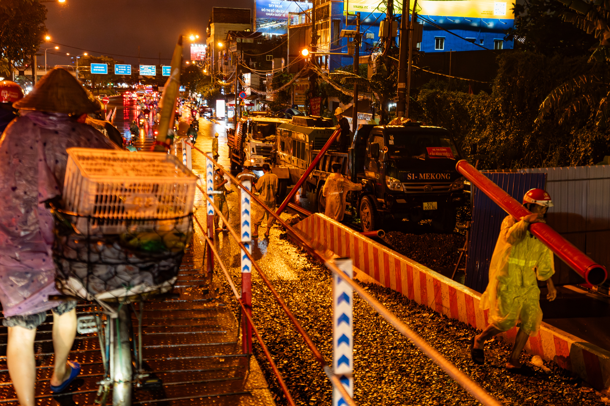 Toàn cảnh công trường nâng cầu lớn nhất Việt Nam: Huy động hơn 100 bộ kích thuỷ lực, nâng cầu 11.000 tấn, sai số dưới 1mm - Ảnh 7.