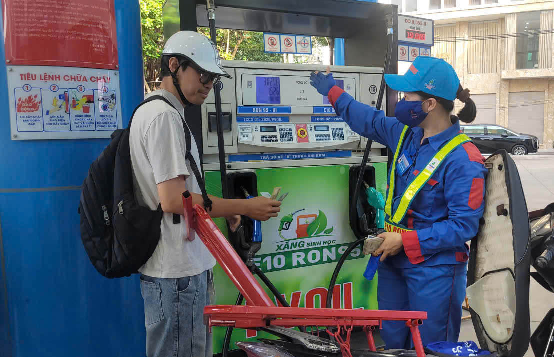 Cập nhật giá xăng RON 95 giảm gần 20 . 000 Đồng / lít từ 25 - 9 - Ảnh 1. Cập nhật giá xăng RON 95 giảm gần 20 . 000 Đồng / lít từ 25 - 9 - Ảnh 1.