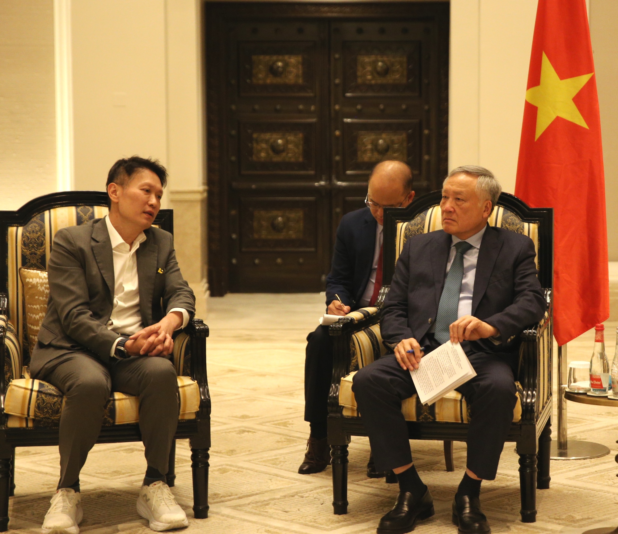 Phó Thủ tướng có “đề nghị kép” với Binance: Mở trụ sở ở Đà Nẵng, CEO làm cố vấn trung tâm tài chính Việt Nam - Ảnh 1.