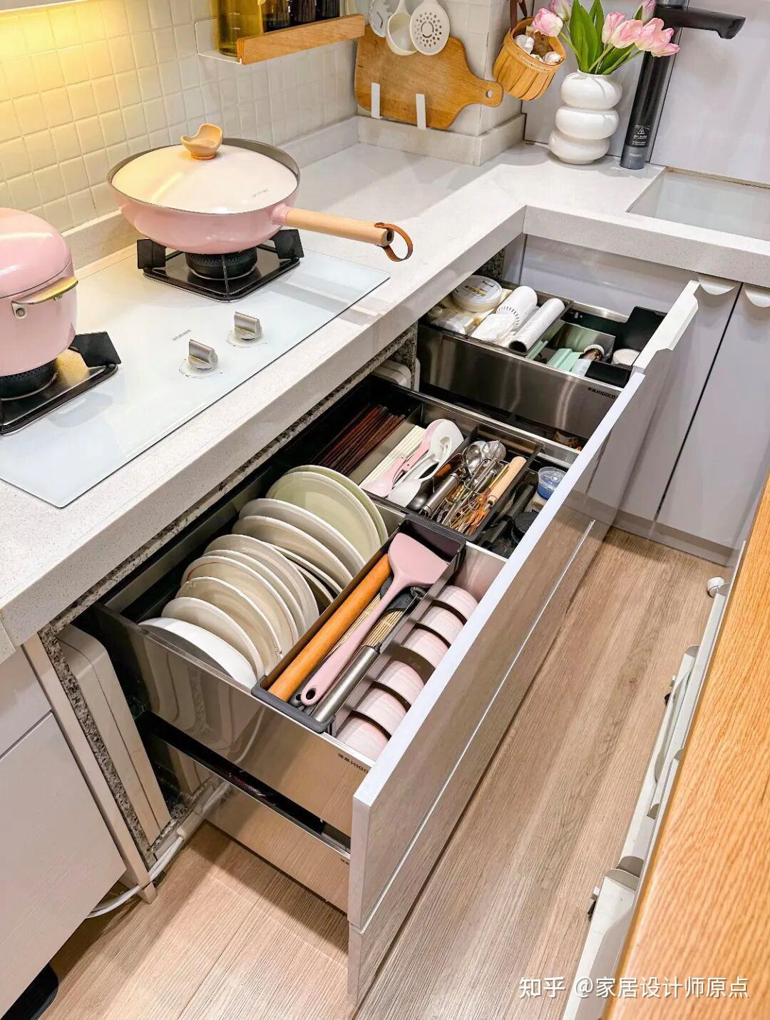 Căn bếp 3m² khiến dân mạng trầm trồ: Chật đến mức khó nhấc chân, nhưng gọn gàng và “cao cấp” bất ngờ- Ảnh 3. Căn bếp 3m² khiến dân mạng trầm trồ: Chật đến mức khó nhấc chân, nhưng gọn gàng và “cao cấp” bất ngờ- Ảnh 3.