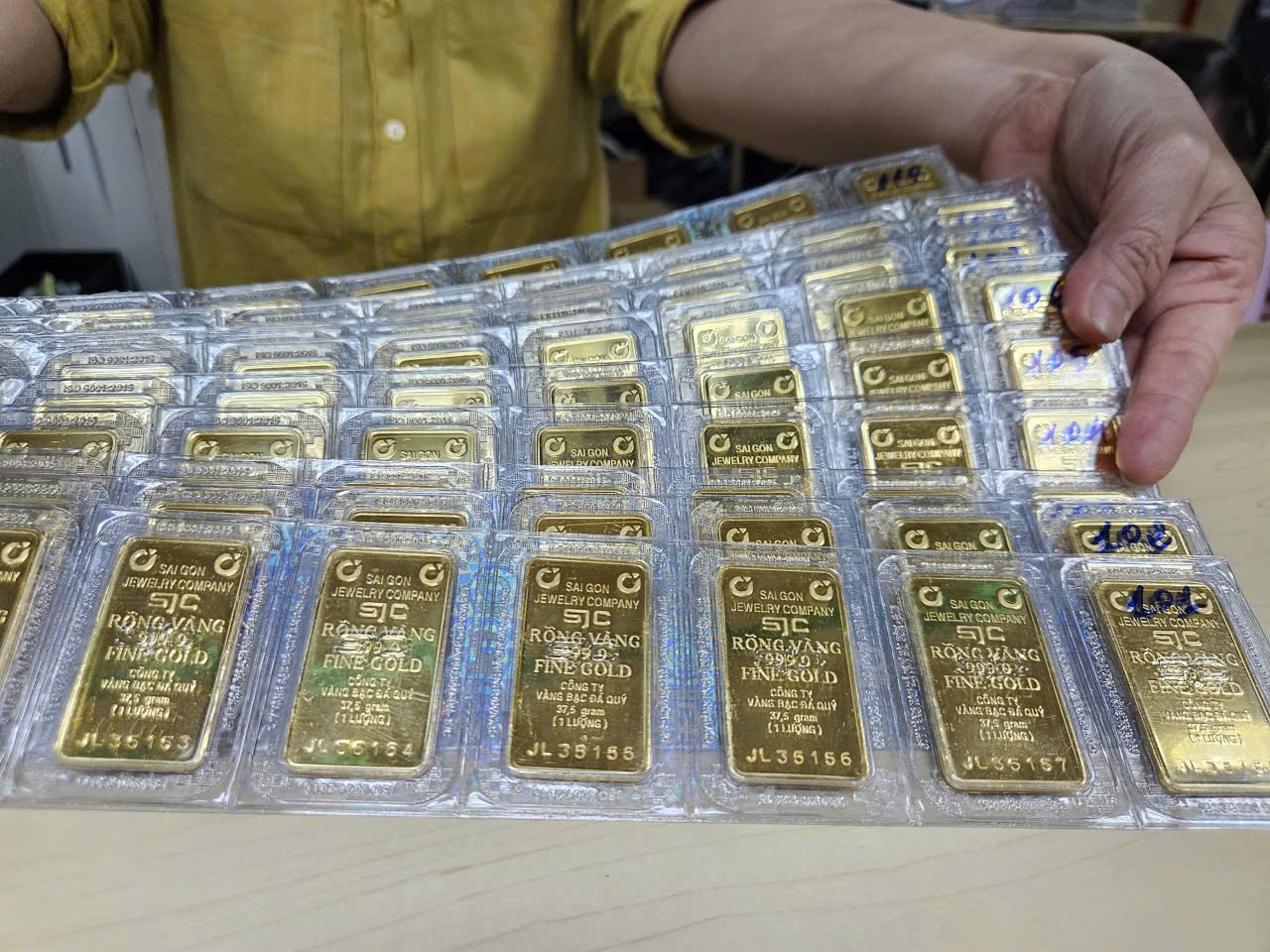 Giá vàng trong nước ngược chiều thế giới- Ảnh 1.