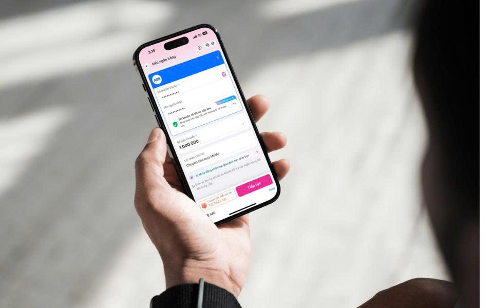 Suýt mất sạch tiền vì nhận tin nhắn “trúng thưởng iPhone”, khách hàng thoát bẫy nhờ gọi tổng đài - Ảnh 1.