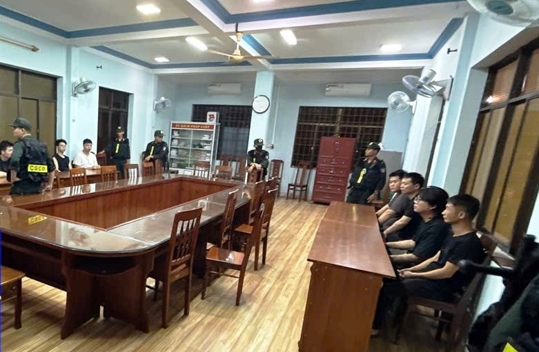 Phát hiện 2 ô tô chở nhiều người Trung Quốc có dấu hiệu nghi vấn nhập cảnh trái phép vào Việt Nam- Ảnh 2. Phát hiện 2 ô tô chở nhiều người Trung Quốc có dấu hiệu nghi vấn nhập cảnh trái phép vào Việt Nam- Ảnh 2.