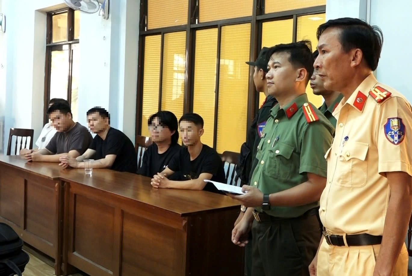 Phát hiện 2 ô tô chở nhiều người Trung Quốc có dấu hiệu nghi vấn nhập cảnh trái phép vào Việt Nam- Ảnh 1. Phát hiện 2 ô tô chở nhiều người Trung Quốc có dấu hiệu nghi vấn nhập cảnh trái phép vào Việt Nam- Ảnh 1.