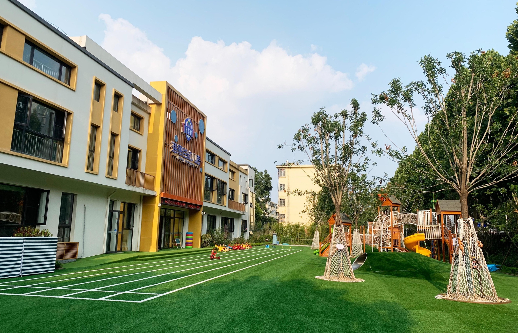 Cha mẹ xếp hàng 3 ngày 3 đêm để giành suất vào mẫu giáo, con nhập học một tuần bị trả về, lý do khiến cả nhà đau nhói- Ảnh 1.