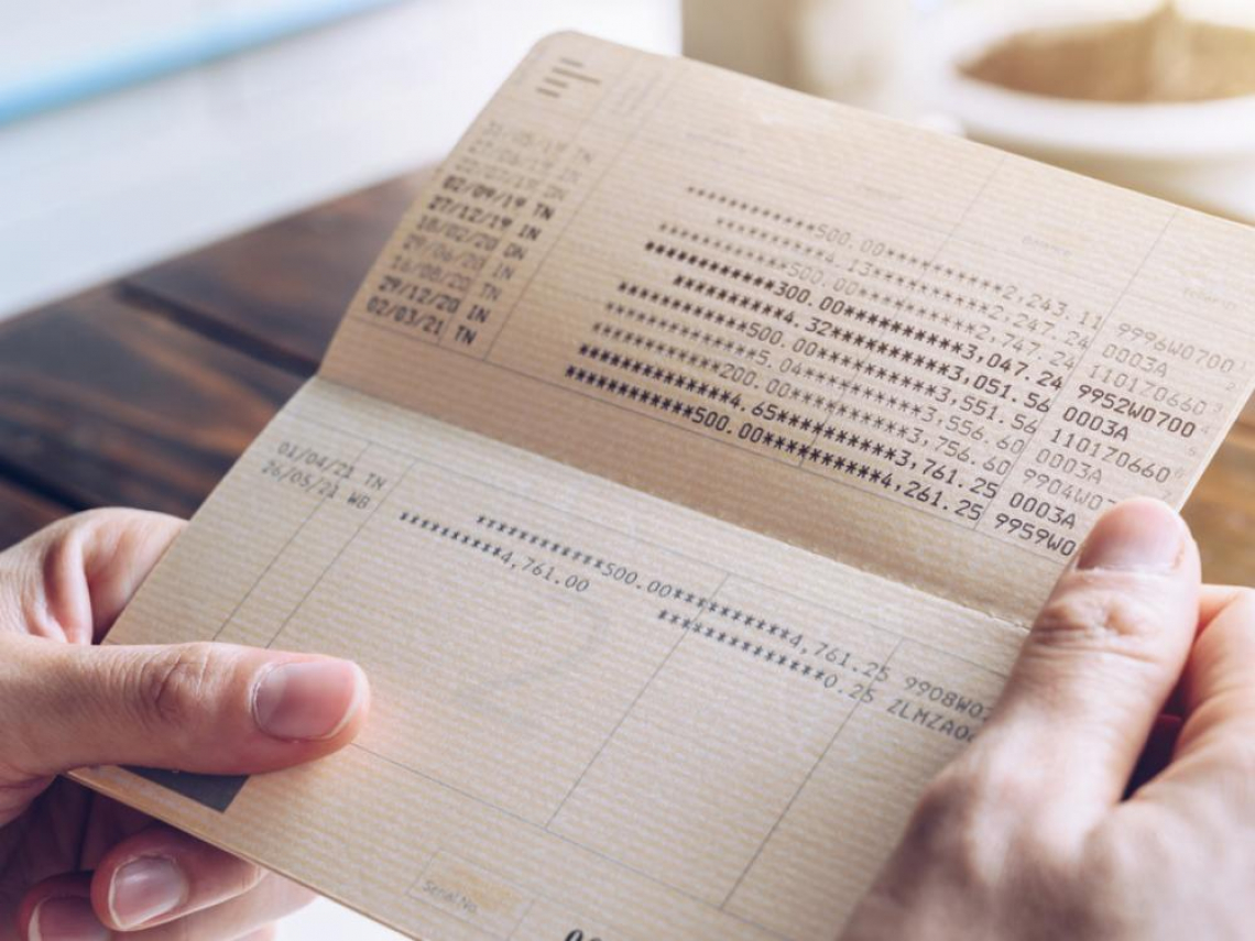 Gửi tiết kiệm 550 triệu, đến ngày nhận lãi thì chết sững: Tiền bốc hơi còn âm 18 triệu, ngân hàng thẳng thừng “mời chị về nói chuyện với chồng”- Ảnh 1.