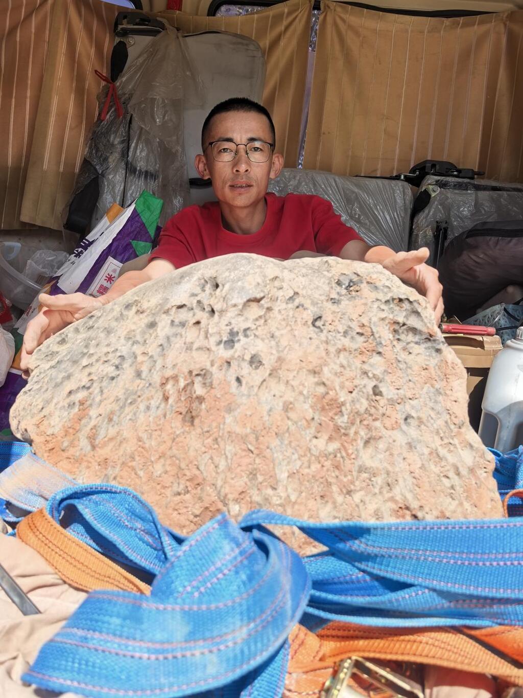 Đào đất hơn 10 tiếng, người đàn ông phát hiện vật thể lạ nặng tới 423 kg khiến giới khoa học kinh ngạc- Ảnh 1. Đào đất hơn 10 tiếng, người đàn ông phát hiện vật thể lạ nặng tới 423 kg khiến giới khoa học kinh ngạc- Ảnh 1.