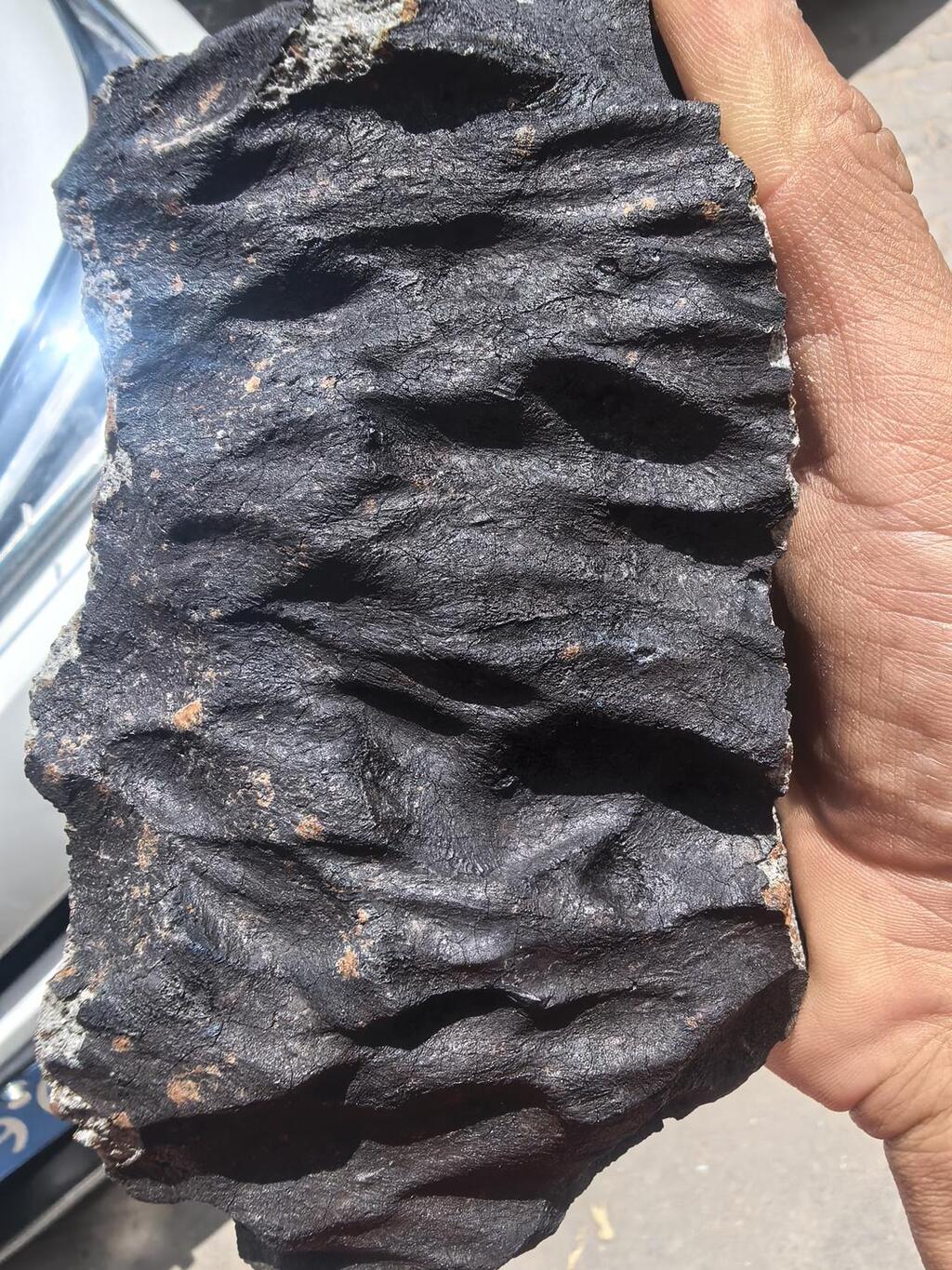 Đào đất hơn 10 tiếng, người đàn ông phát hiện vật thể lạ nặng tới 423 kg khiến giới khoa học kinh ngạc- Ảnh 2. Đào đất hơn 10 tiếng, người đàn ông phát hiện vật thể lạ nặng tới 423 kg khiến giới khoa học kinh ngạc- Ảnh 2.