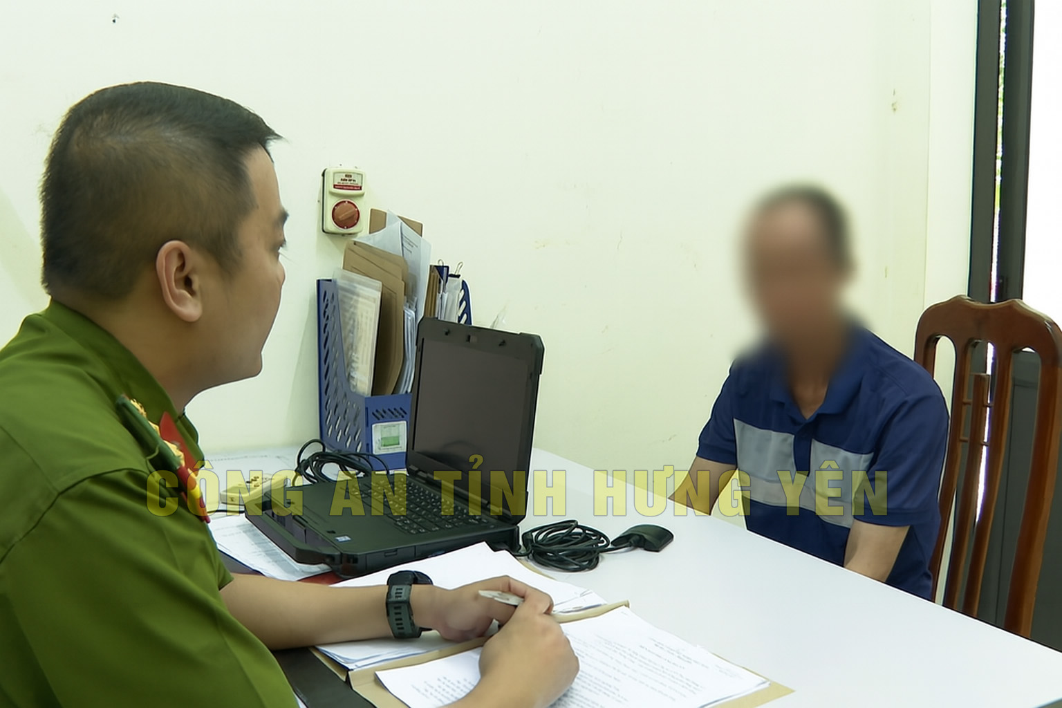 Khởi tố người cha bạo hành, ngăn cấm 2 con đến trường- Ảnh 1. Khởi tố người cha bạo hành, ngăn cấm 2 con đến trường- Ảnh 1.