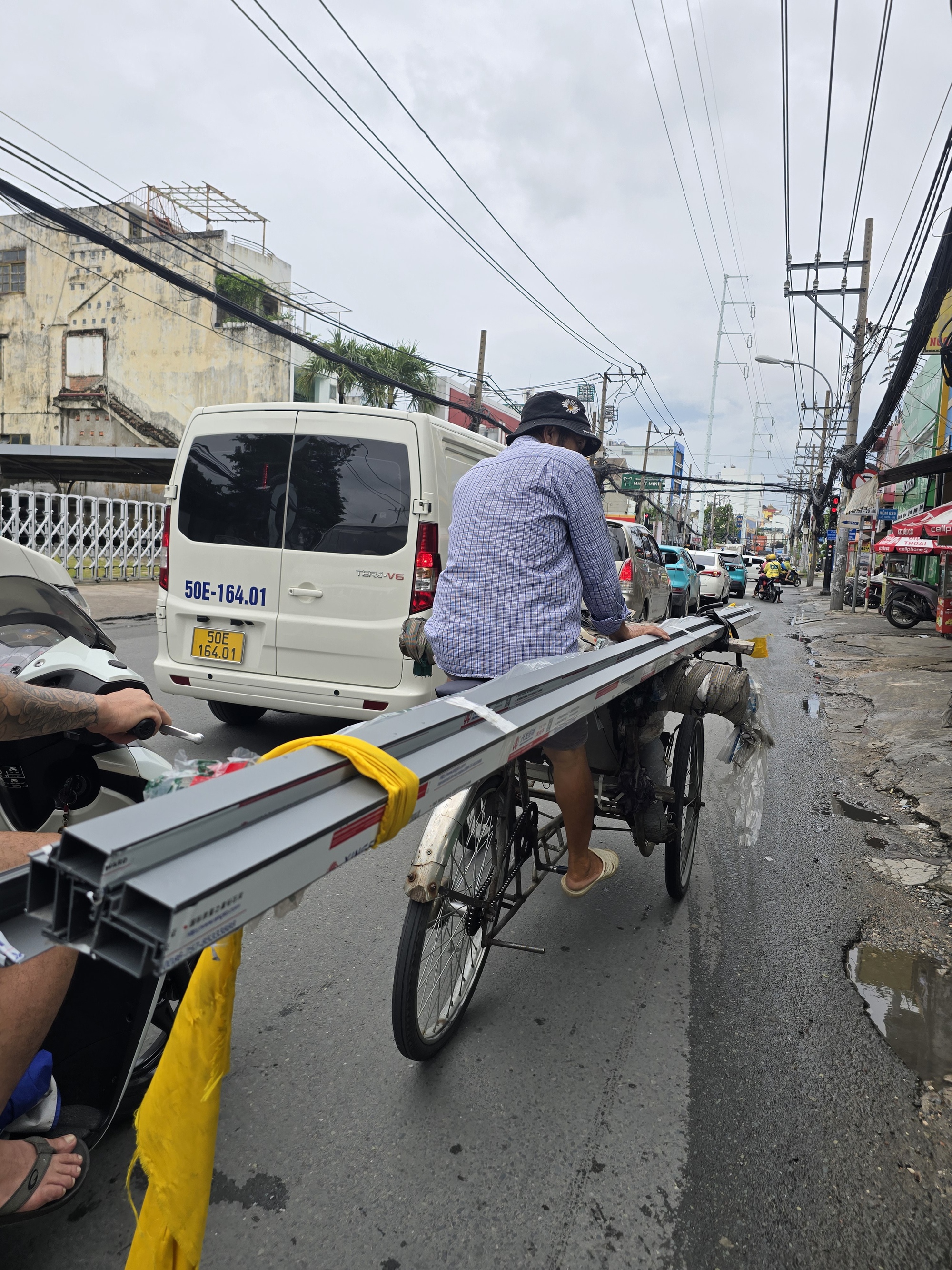 Những kiểu chở hàng "chết người" trên đường ở TP HCM - Ảnh 3.