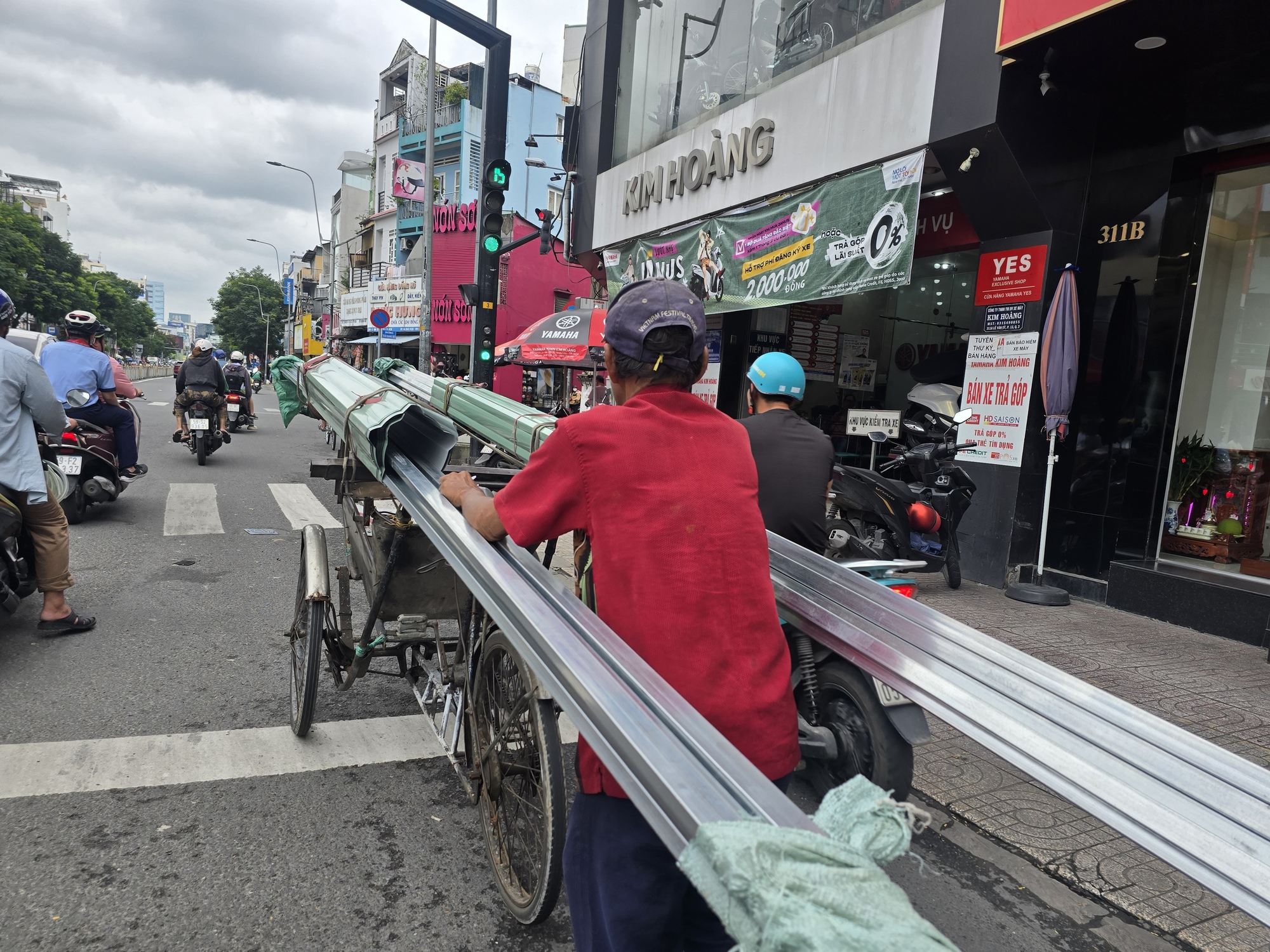 Những kiểu chở hàng "chết người" trên đường ở TP HCM - Ảnh 2.