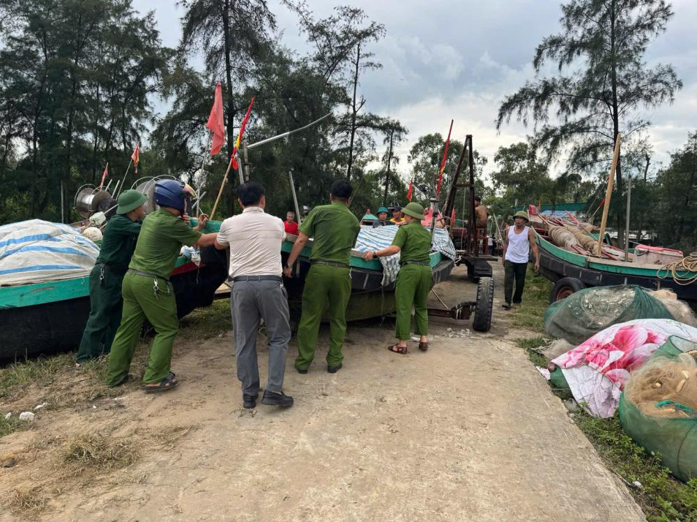 Hà Tĩnh: Dự kiến sơ tán hơn 15.000 người, nhiều hồ chứa đồng loạt xả tràn trước bão số 10- Ảnh 1. Hà Tĩnh: Dự kiến sơ tán hơn 15.000 người, nhiều hồ chứa đồng loạt xả tràn trước bão số 10- Ảnh 1.