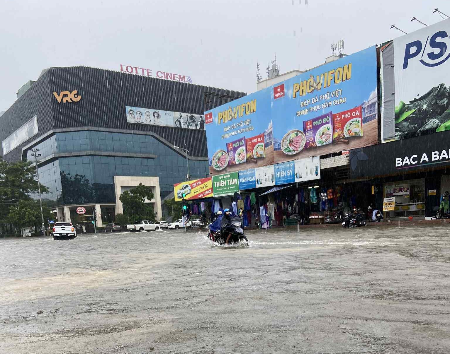 Mưa trắng trời, đường phố biến thành sông trước khi bão số 10 Bualoi giật cấp 15 đổ bộ- Ảnh 1. Mưa trắng trời, đường phố biến thành sông trước khi bão số 10 Bualoi giật cấp 15 đổ bộ- Ảnh 1.