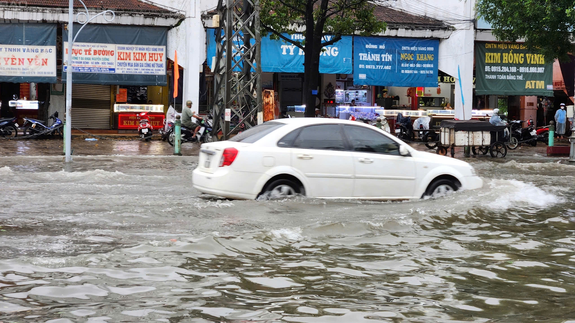 Quảng Trị ứng phó bão số 10 với mưa lớn và ngập lụt trên đường phố - Ảnh 1. Quảng Trị ứng phó bão số 10 với mưa lớn và ngập lụt trên đường phố - Ảnh 1.