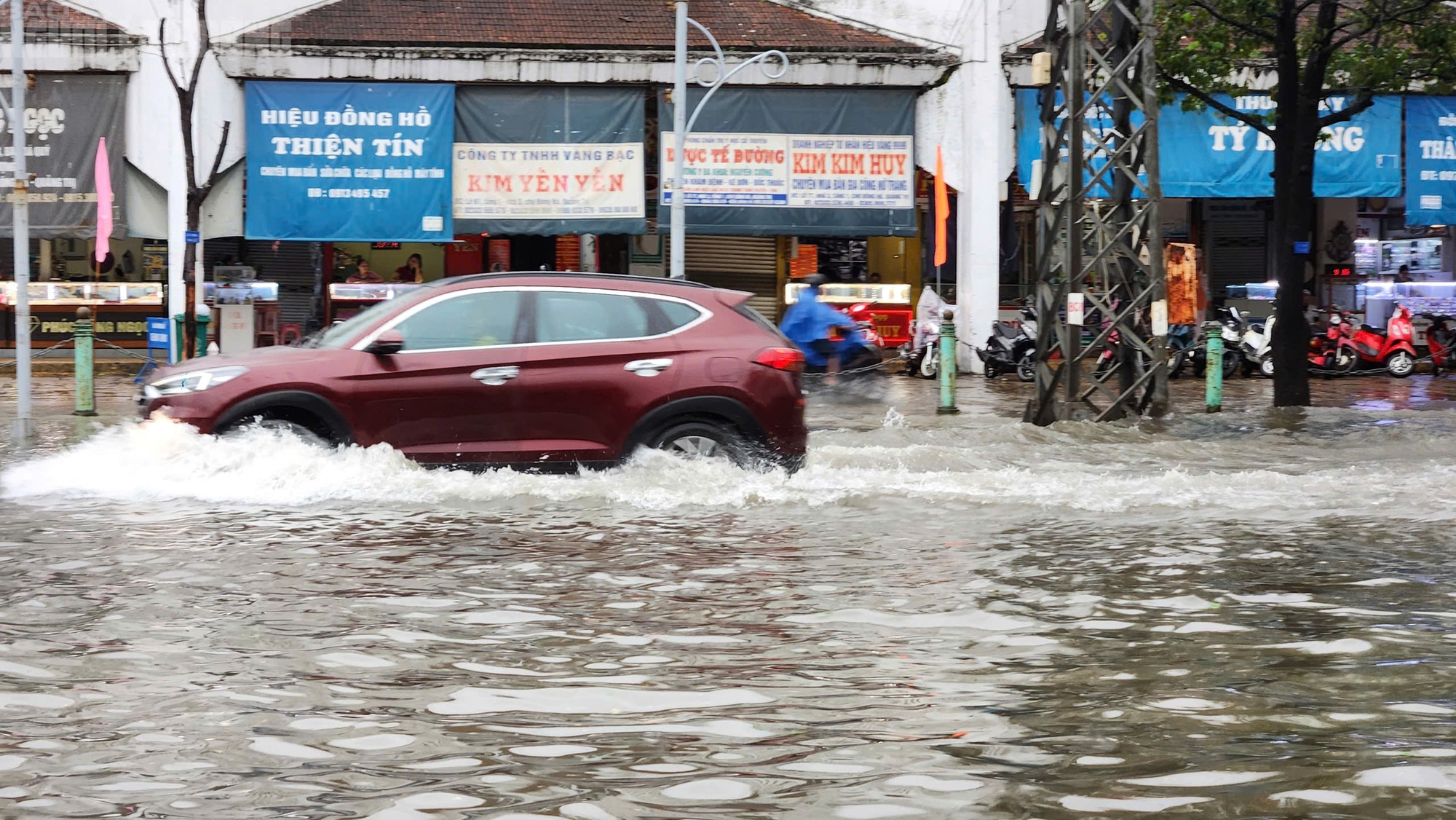 Quảng Trị ứng phó bão số 10 với mưa lớn và ngập lụt trên đường phố - Ảnh 8. Quảng Trị ứng phó bão số 10 với mưa lớn và ngập lụt trên đường phố - Ảnh 8.