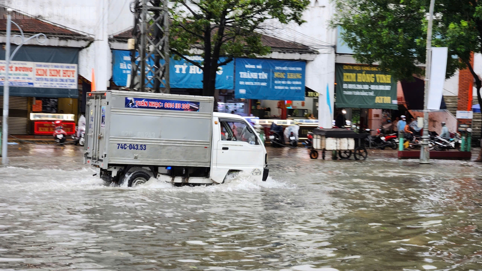 Quảng Trị ứng phó bão số 10 với mưa lớn và ngập lụt trên đường phố - Ảnh 3. Quảng Trị ứng phó bão số 10 với mưa lớn và ngập lụt trên đường phố - Ảnh 3.