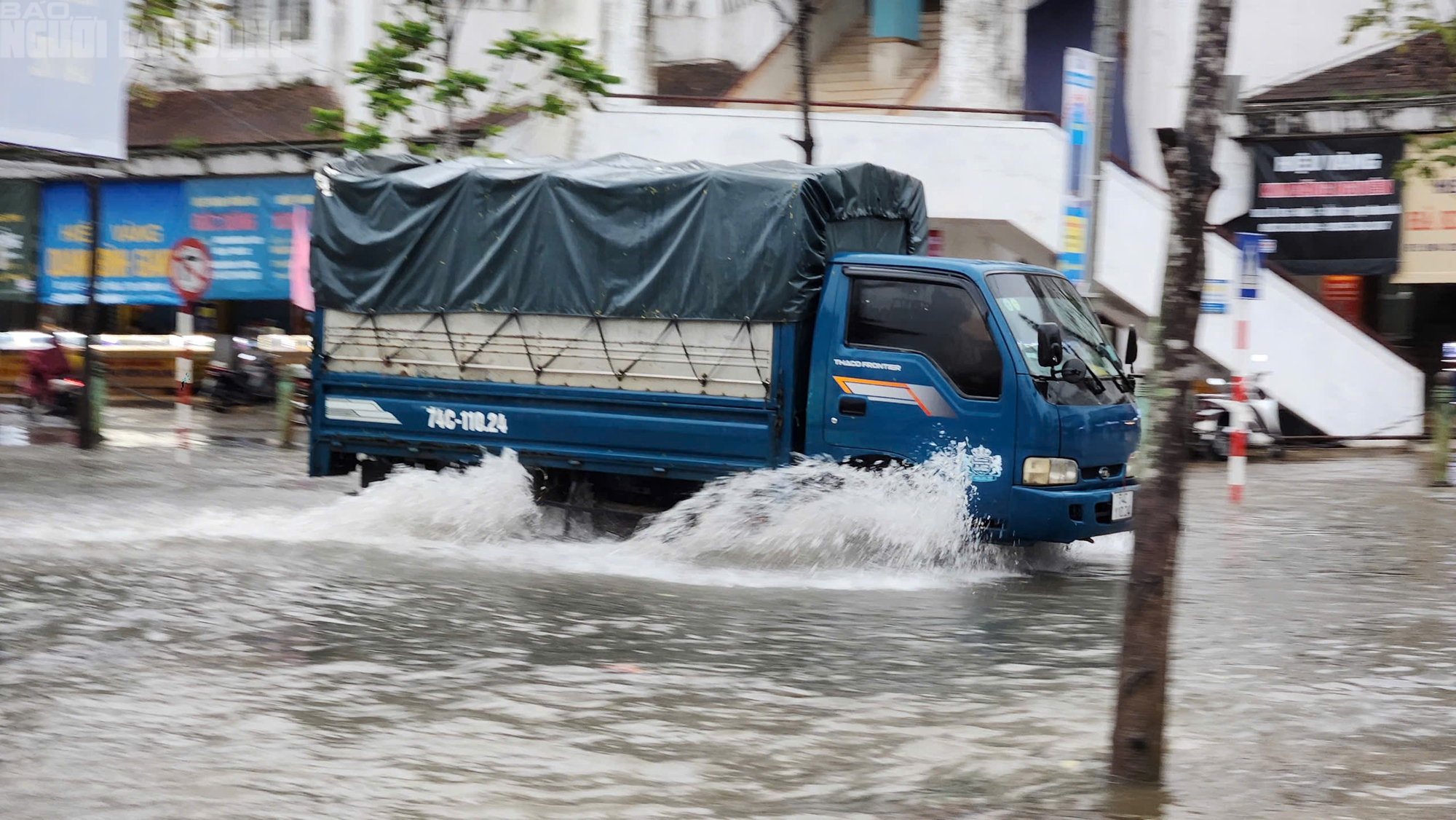 Quảng Trị ứng phó bão số 10 với mưa lớn và ngập lụt trên đường phố - Ảnh 5. Quảng Trị ứng phó bão số 10 với mưa lớn và ngập lụt trên đường phố - Ảnh 5.