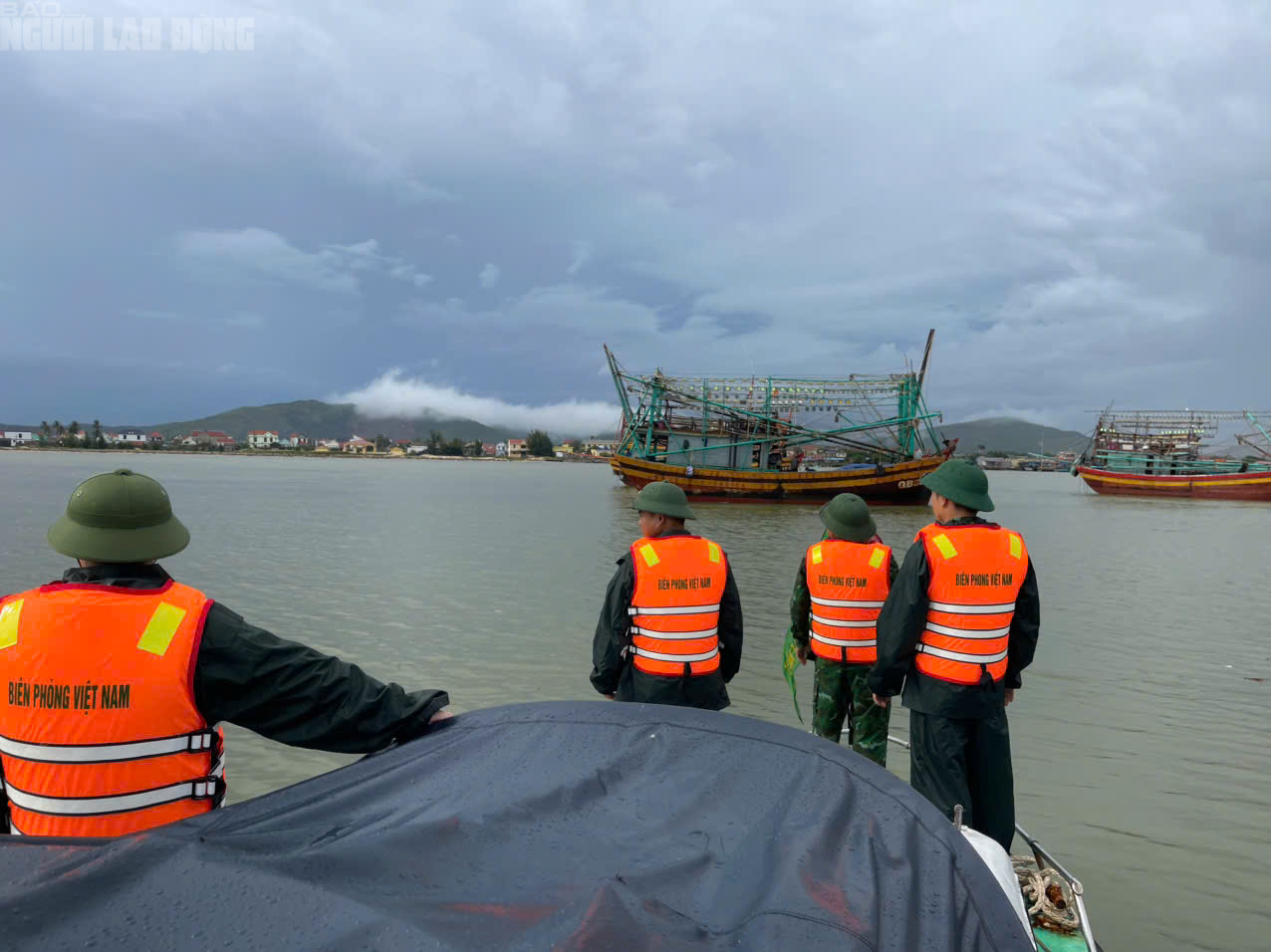 Quảng Trị ứng phó bão số 10 với mưa lớn và ngập lụt trên đường phố - Ảnh 9. Quảng Trị ứng phó bão số 10 với mưa lớn và ngập lụt trên đường phố - Ảnh 9.