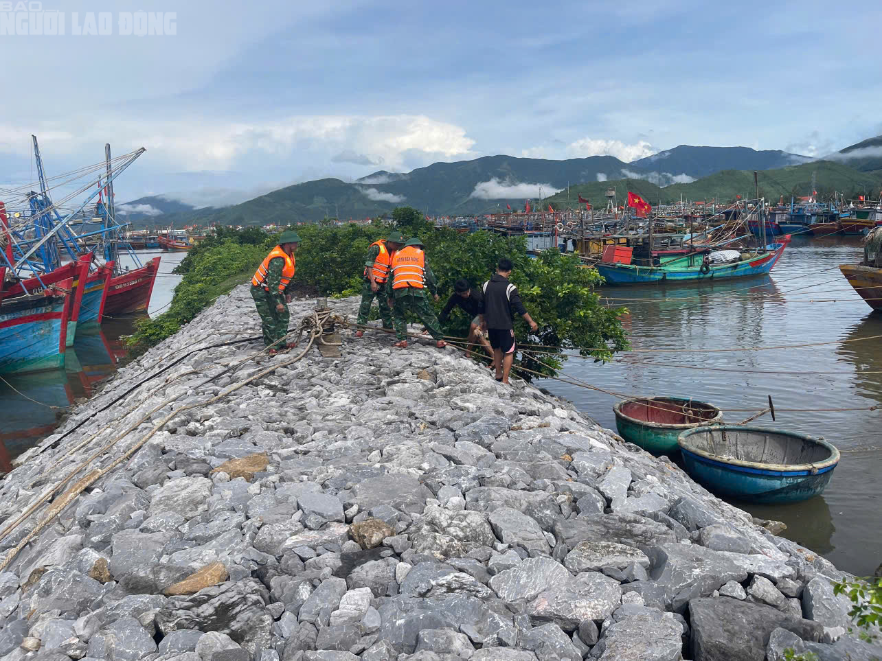 Quảng Trị ứng phó bão số 10 với mưa lớn và ngập lụt trên đường phố - Ảnh 10. Quảng Trị ứng phó bão số 10 với mưa lớn và ngập lụt trên đường phố - Ảnh 10.
