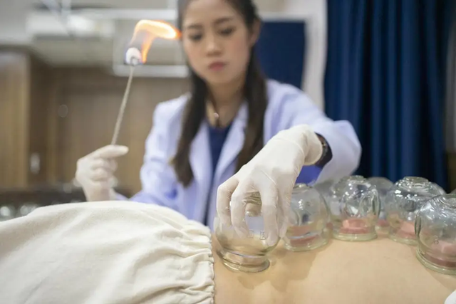 Liệt nửa người sau khi cạo gió giác hơi- Ảnh 1.