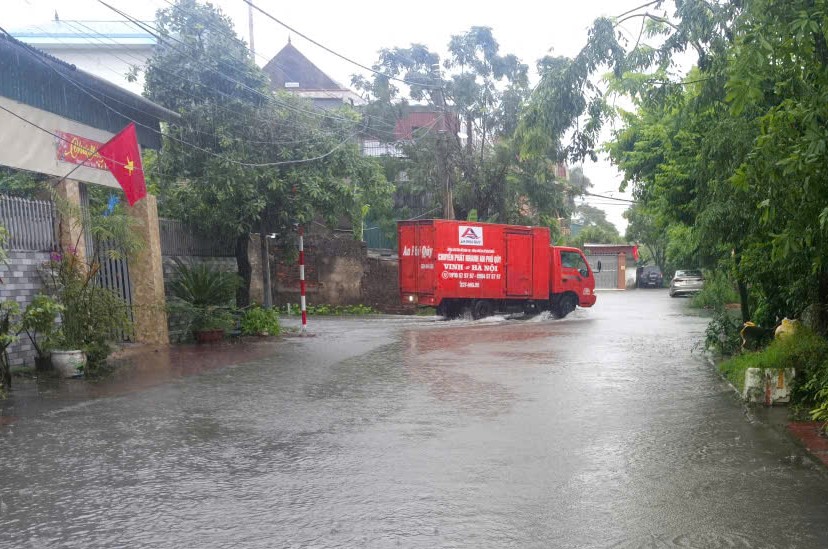 Mưa trắng trời, đường phố biến thành sông trước khi bão số 10 Bualoi giật cấp 15 đổ bộ- Ảnh 6. Mưa trắng trời, đường phố biến thành sông trước khi bão số 10 Bualoi giật cấp 15 đổ bộ- Ảnh 6.