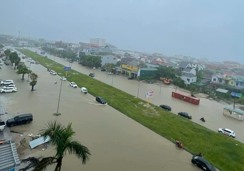 Mưa trắng trời, đường phố biến thành sông trước khi bão số 10 Bualoi giật cấp 15 đổ bộ- Ảnh 2. Mưa trắng trời, đường phố biến thành sông trước khi bão số 10 Bualoi giật cấp 15 đổ bộ- Ảnh 2.