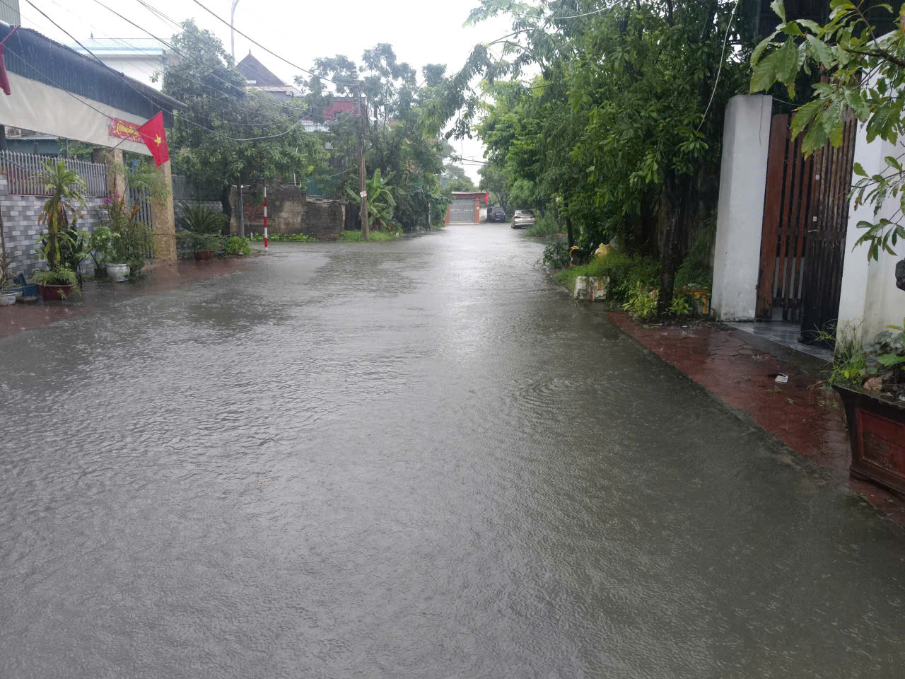 Mưa trắng trời, đường phố biến thành sông trước khi bão số 10 Bualoi giật cấp 15 đổ bộ- Ảnh 5. Mưa trắng trời, đường phố biến thành sông trước khi bão số 10 Bualoi giật cấp 15 đổ bộ- Ảnh 5.