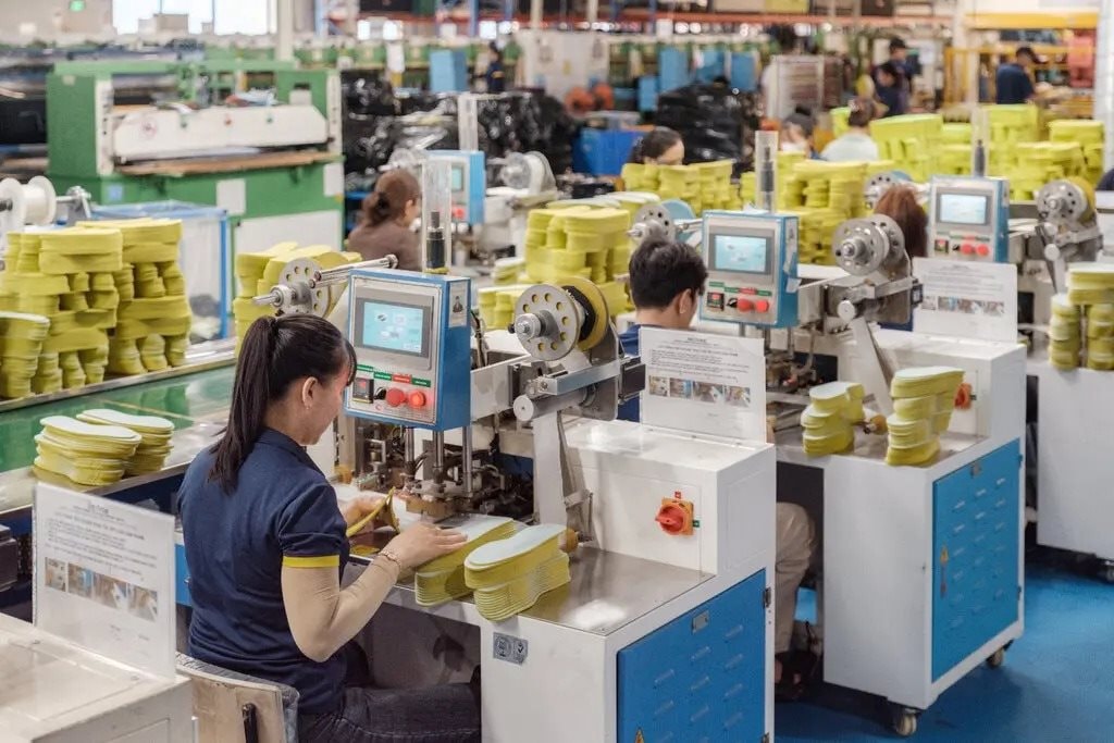 Báo Mỹ: Việt Nam vượt Trung Quốc trở thành công xưởng của thế giới trong ngành công nghiệp trăm tỷ USD- Ảnh 1.