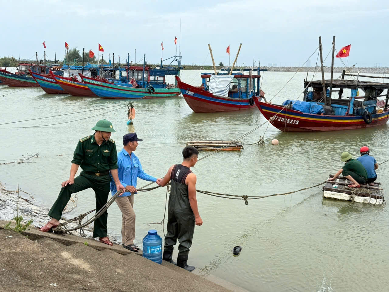 Hà Tĩnh: Dự kiến sơ tán hơn 15.000 người, nhiều hồ chứa đồng loạt xả tràn trước bão số 10- Ảnh 2. Hà Tĩnh: Dự kiến sơ tán hơn 15.000 người, nhiều hồ chứa đồng loạt xả tràn trước bão số 10- Ảnh 2.
