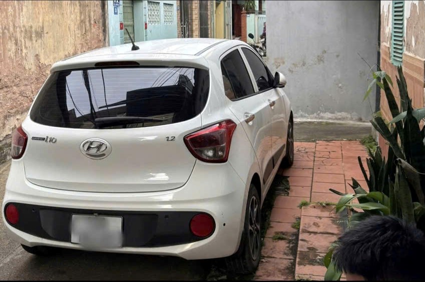 Xôn xao video clip người phụ nữ lớn tiếng khi bị nhắc đậu ô tô chắn lối đi- Ảnh 1.