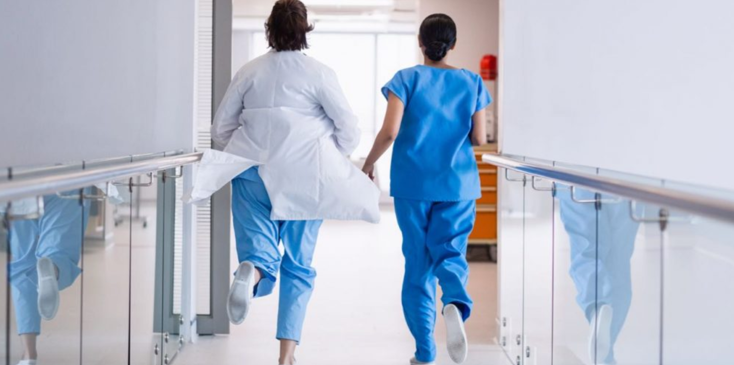 Báo động y tế Hoa Kỳ: Bệnh viện thiếu bác sĩ, sinh viên y không thể hành nghề, Mỹ giải tỏa "cơn khát" thiếu 86.000 nhân lực bằng robot- Ảnh 1. Báo động y tế Hoa Kỳ: Bệnh viện thiếu bác sĩ, sinh viên y không thể hành nghề, Mỹ giải tỏa "cơn khát" thiếu 86.000 nhân lực bằng robot- Ảnh 1.