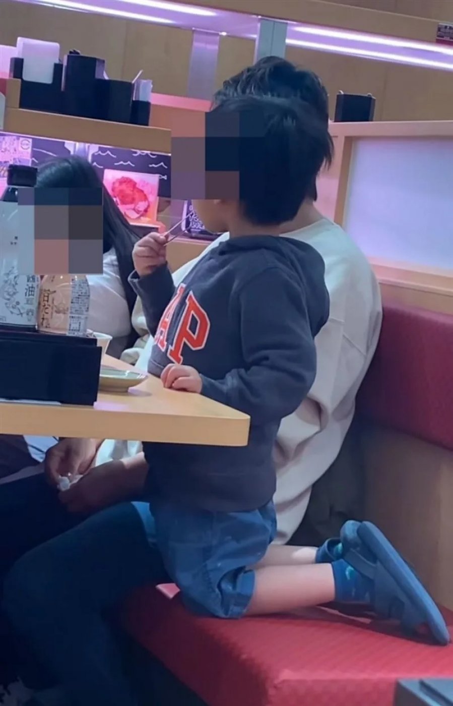 Xem bức ảnh chụp lén 1 gia đình mới thấy: Tại sao có những đứa trẻ lớn lên lệch lạc thế này!- Ảnh 1. Xem bức ảnh chụp lén 1 gia đình mới thấy: Tại sao có những đứa trẻ lớn lên lệch lạc thế này!- Ảnh 1.