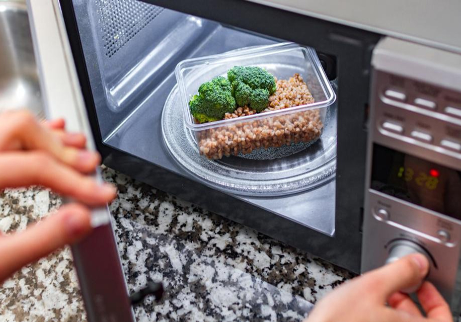 Nhắc nhở lần cuối: 4 kiểu dùng lò vi sóng như "bơm độc" vào thức ăn, lười mấy cũng phải bỏ! - Ảnh 2.