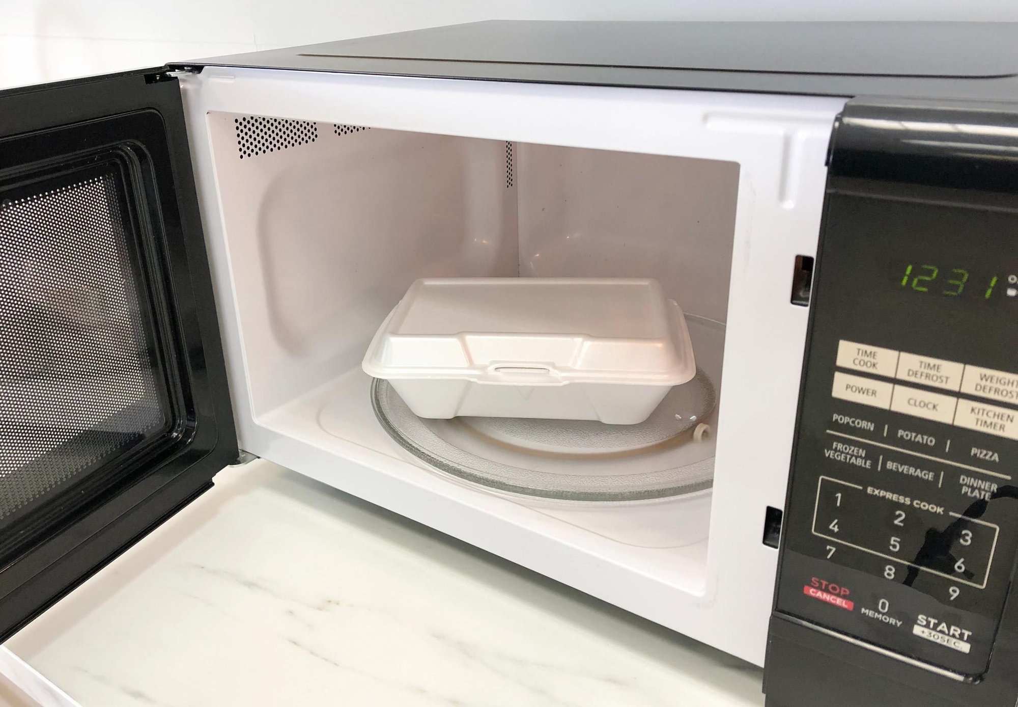Nhắc nhở lần cuối: 4 kiểu dùng lò vi sóng như "bơm độc" vào thức ăn, lười mấy cũng phải bỏ! - Ảnh 1.