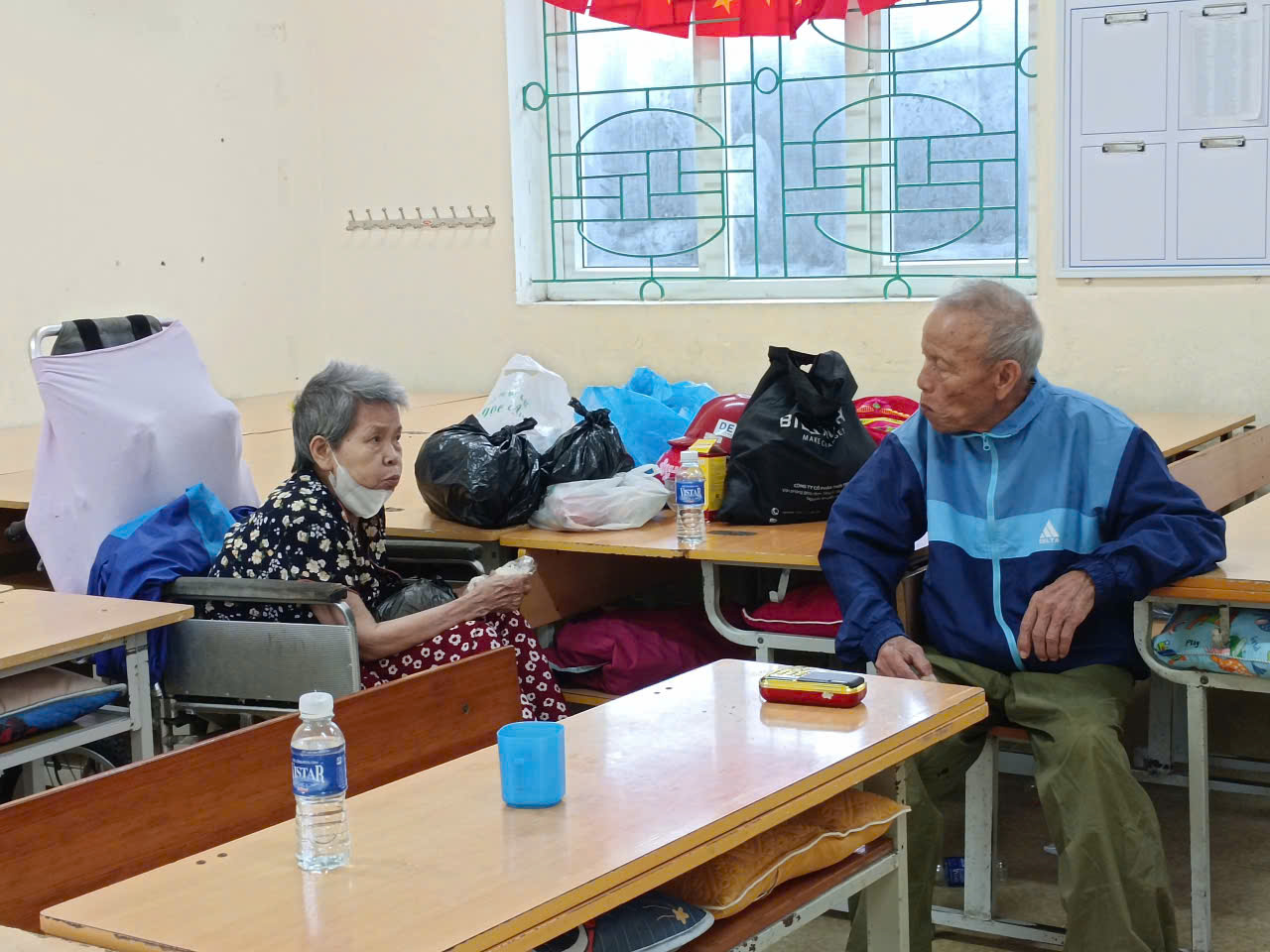 Bão số 10 Bualoi giật cấp 15 áp sát: Người dân hối hả phòng chống- Ảnh 6. Bão số 10 Bualoi giật cấp 15 áp sát: Người dân hối hả phòng chống- Ảnh 6.