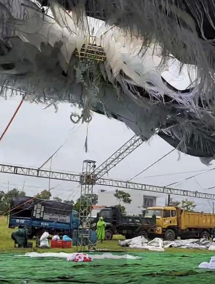 Xót xa rạp cưới ở Đà Nẵng bị gió quật te tua trong bão số 10- Ảnh 6. Xót xa rạp cưới ở Đà Nẵng bị gió quật te tua trong bão số 10- Ảnh 6.