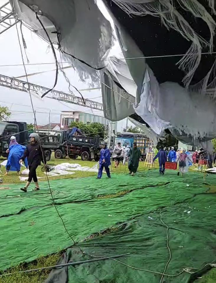 Xót xa rạp cưới ở Đà Nẵng bị gió quật te tua trong bão số 10- Ảnh 5. Xót xa rạp cưới ở Đà Nẵng bị gió quật te tua trong bão số 10- Ảnh 5.