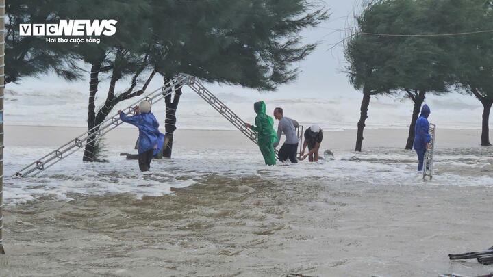 Bão số 10 cuốn bay mái nhà, quật đổ cây ở Huế, dân Quảng Trị vào hầm trú ẩn- Ảnh 2.