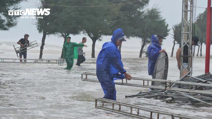 Bão số 10 cuốn bay mái nhà, quật đổ cây ở Huế, dân Quảng Trị vào hầm trú ẩn- Ảnh 1.