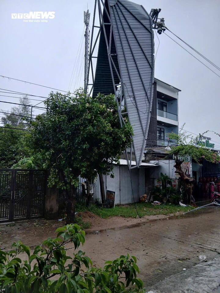 Bão số 10 cuốn bay mái nhà, quật đổ cây ở Huế, dân Quảng Trị vào hầm trú ẩn- Ảnh 7.